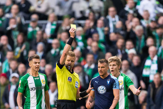 Domare Glenn Nyberg varnar Malmö FFs Eric Larsson