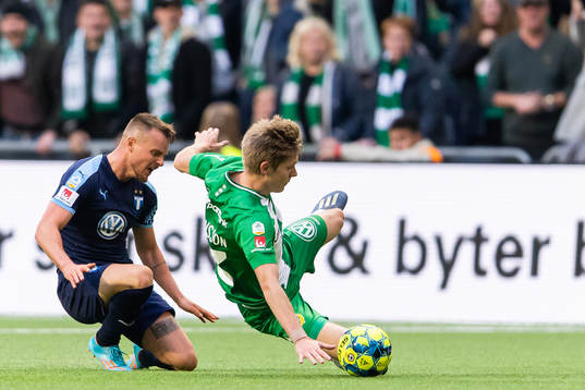 Malmö FFs Eric Larsson tacklar Hammarbys Aron Johannsson