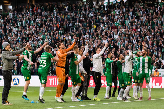 Hammarbys spelare jublar och tackar publiken