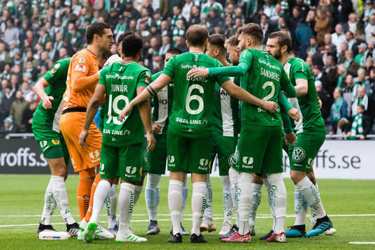 Hammarbys spelare samlas innan fotbollsmatchen i
