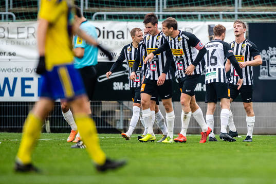 Landskronas Robin Hofsö jublar med lagkamrater
