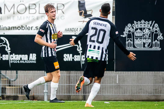 Landskronas Robin Hofsö jublar