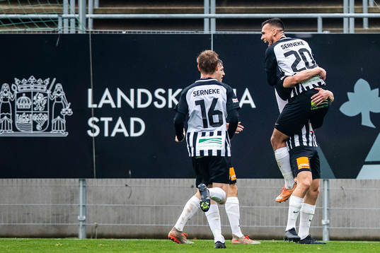Landskronas Sumar Almadjed jublar i famnen på Robin Hofsö