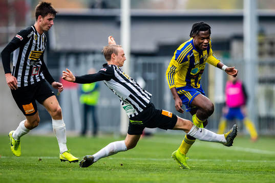Landskronas Filip Olsson och Måns Ekvall stoppar