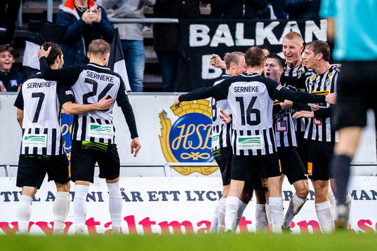 Landskronas Kevin Jensen jublar med lagkamrater