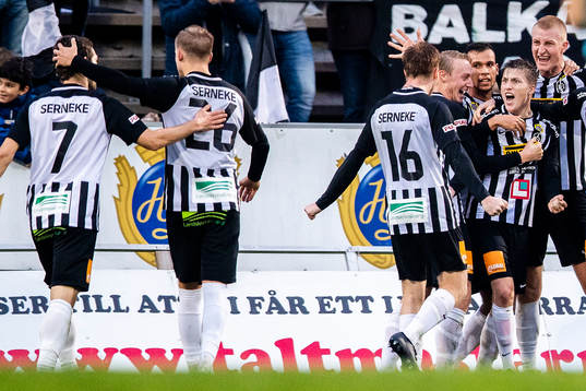 Landskronas Kevin Jensen jublar med lagkamrater