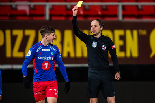 Lasse Berg Johnsen  of Tromsdalen gets a yellow card by Jan
