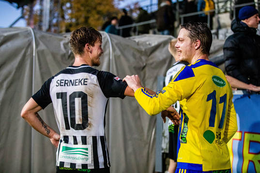 Landskronas Robin Hofsö och Eskilsminnes Jesper Larsson i