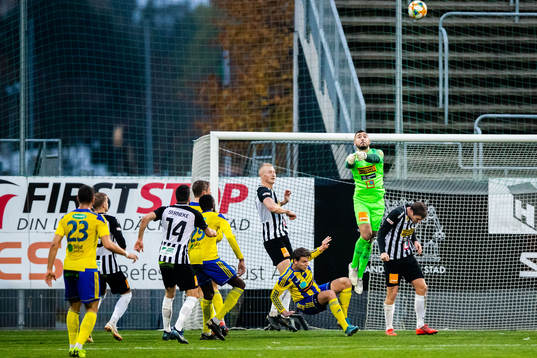 Landskronas målvakt Amr Kaddoura räddar