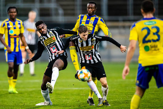 Landskronas Patrick Nwadike och Kevin Jensen stoppar