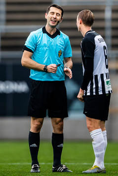Domare Haris Memisevic i diskussion med Landskronas Måns