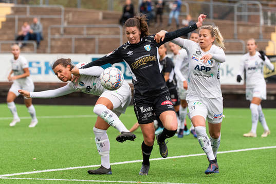 Växjös Mimmi Strömgren och Emmi Alanen i kamp om bollen