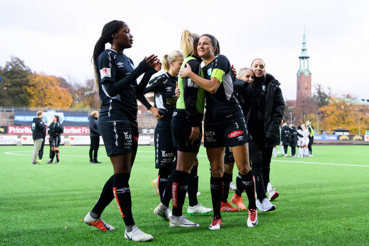 Göteborgs Beata Kollmats jublar med lagkamraterna