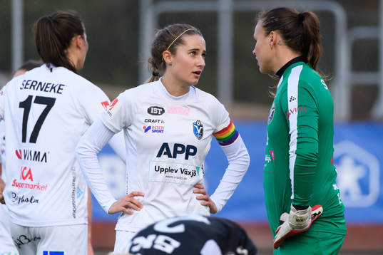 Växjös Elin Karlsson pratar med målvakt Katlynn Fraine