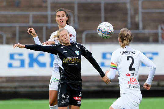 Växjös Nellie Karlsson i nickduell med Göteborgs Rebecka