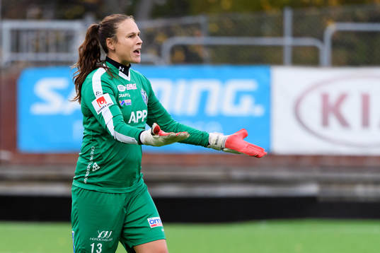 Växjös målvakt Katlynn Fraine reagerar