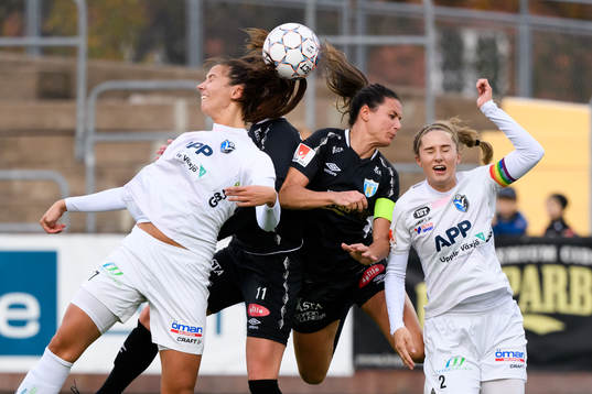 Växjös Nellie Karlsson i nickduell med Göteborgs Pauline