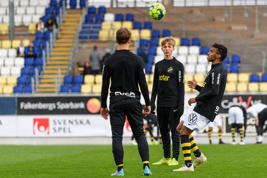 s spelare värmer upp före fotbollsmatchen i Allsvenskan