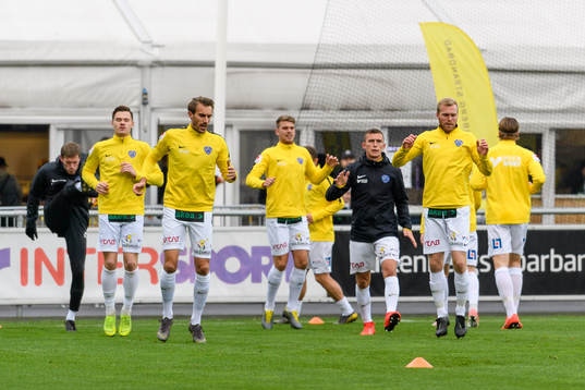 Falkenbergs spelare före fotbollsmatchen i Allsvenskan