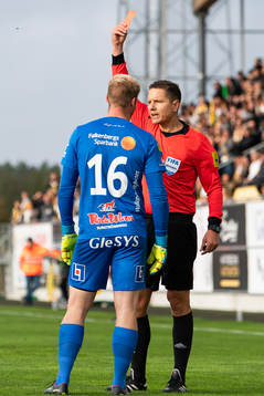 Falkenbergs målvakt Hampus Nilsson får rätt kort av
