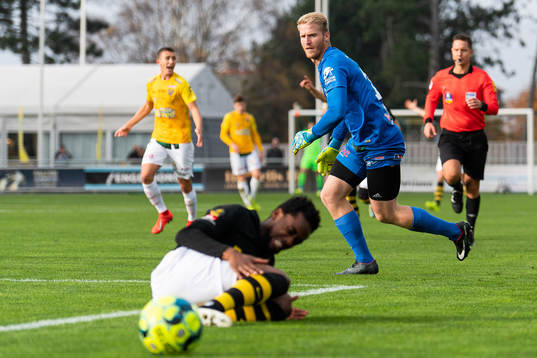 Falkenbergs målvakt Hampus Nilsson fäller en AIK-spelare