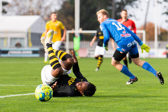 s Heradi Rashidi fälls av Falkenbergs målvakt Hampus
