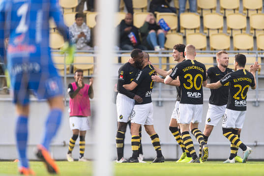 s Henok Goitom jublar med lagkamrater