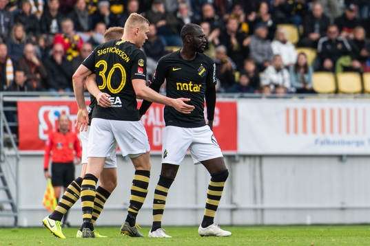 s Kolbeinn Sigthorsson och Enoch Kofi Adu jublar