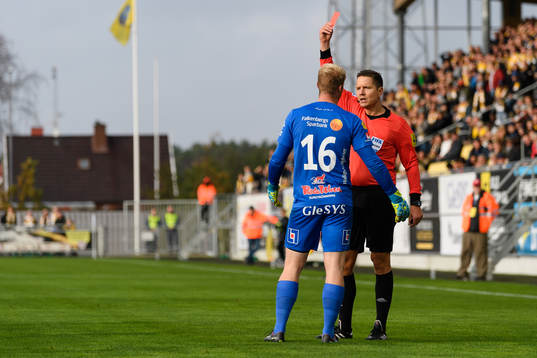 Falkenbergs målvakt Hampus Nilsson får rött kort