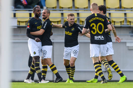 s Henok Goitom jublar medlagkamrater