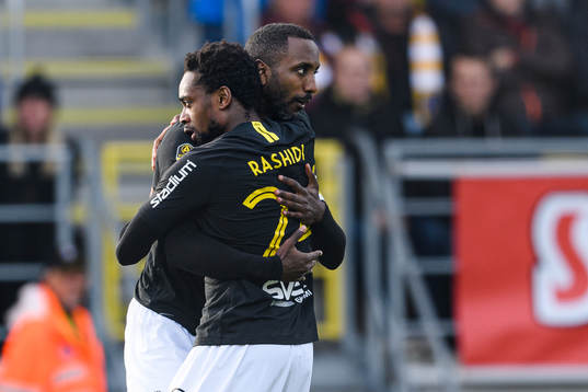 s Henok Goitom jubklar med AIK:s Heradi Rashidi