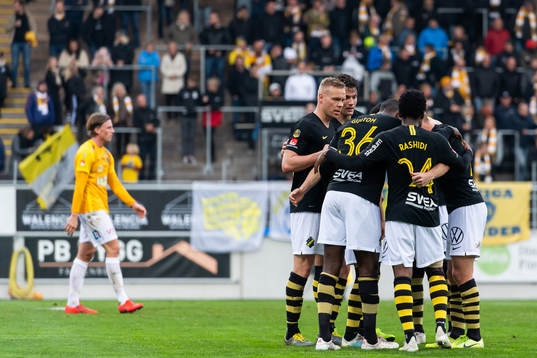 s Tarik Elyounoussi jublar med lagkamrater