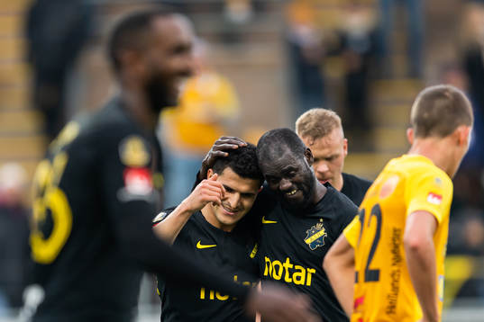 s Tarik Elyounoussi jublar med Enoch Kofi Adu