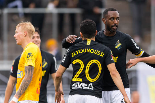 s Tarik Elyounoussi och Henok Goitom jublar