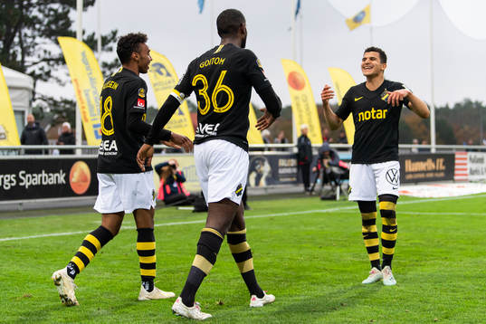 s Bilal Hussein och Tarik Elyounoussi jublar med Henok
