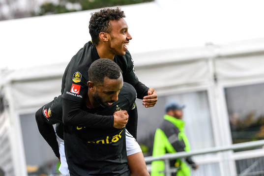 s Henok Goitom och Bilal Hussein jublar