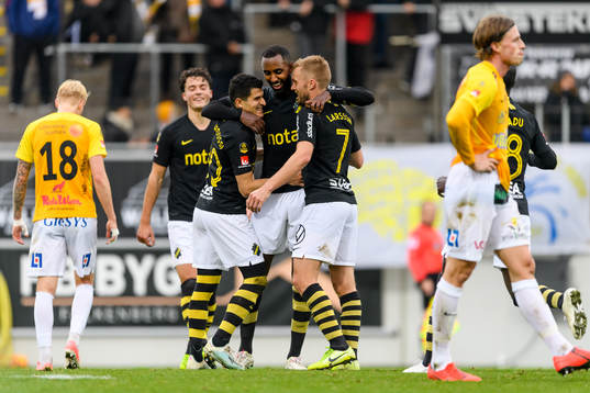 s Henok Goitom mitten jublar med Tarik Elyounoussi (v) och