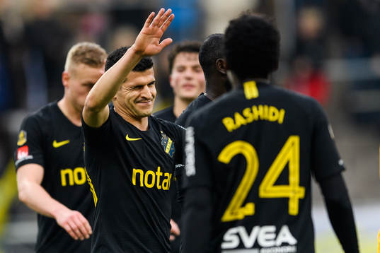 s Tarik Elyounoussi jublar