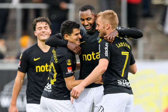 s Henok Goitom mitten jublar med Tarik Elyounoussi (v) och