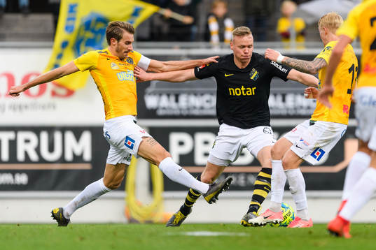 s Kolbeinn Sigthorsson kamp med Falkenbergs Tobias Karlsson