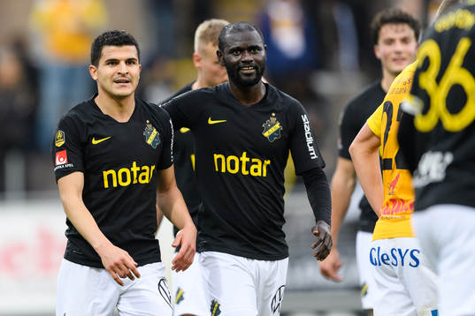 s Tarik Elyounoussi och Enoch Kofi Adu jublar