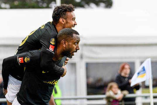 s Henok Goitom jublar med Bilal Hussein