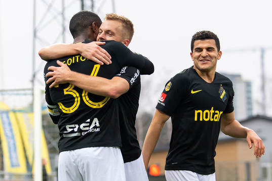 s Sebastian Larsson jublar med Henok Goitom som gjort 0-5