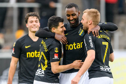 s Henok Goitom jublar med Tarik Elyounoussi (v) och