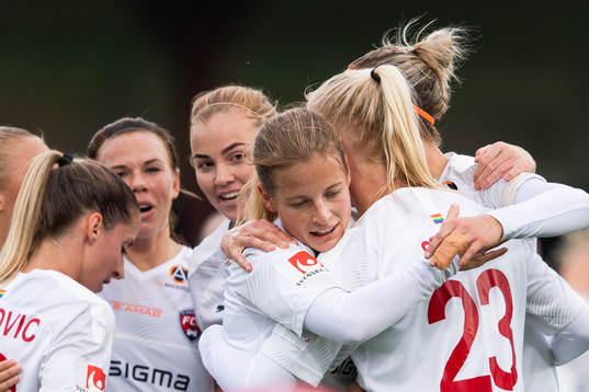 Rosengårds Anna Anvegård jublar med lagkamrater