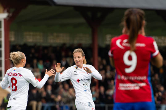 Rosengårds Hanna Bennison jublar med Anna Anvegård som