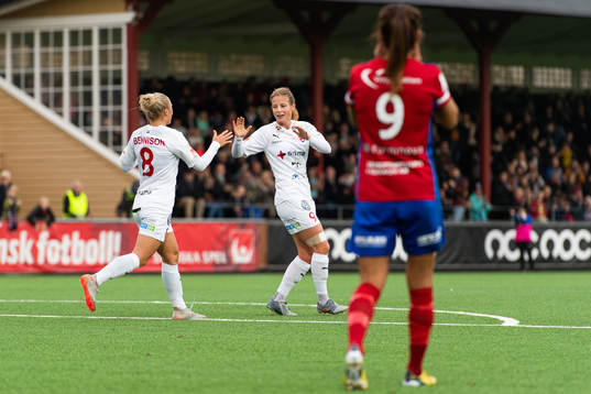 Rosengårds Hanna Bennison jublar med Anna Anvegård som