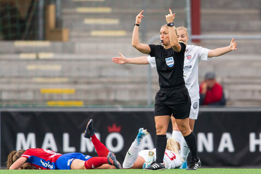 Domare Sara Persson kallar på bår