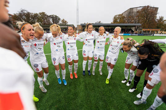Rosengårds spelare jublar