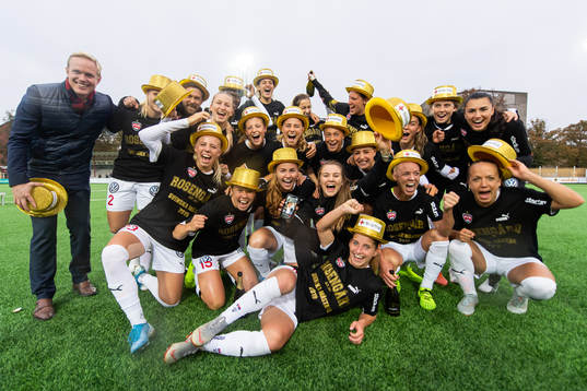 Rosengårds spelare jublar med guldhattar